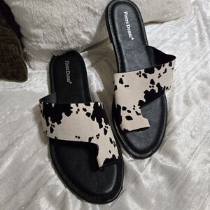 Pierre Dumas Black and Cream Patterned Sandals NWOB Size 8